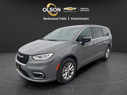 Used 2025 Chrysler Pacifica Select