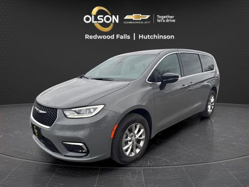 Used 2025 Chrysler Pacifica Select image 1