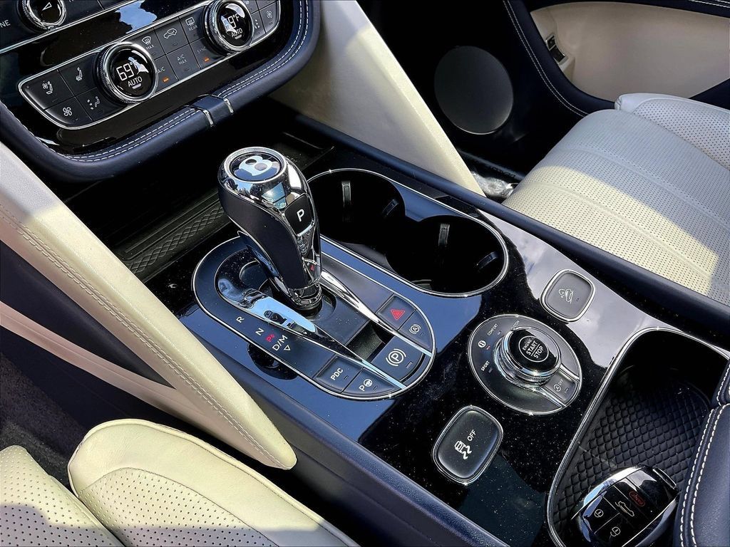 Used 2021 Bentley Bentayga AWD/4WD image 18