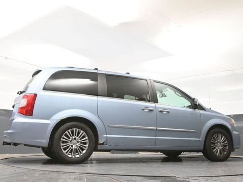 Used 2013 Chrysler Town & Country Touring-L w/ Driver Convenience Group FWD image 23