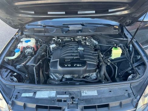 Used 2013 Volkswagen Touareg Sport image 17