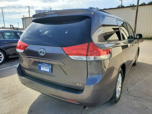 Used 2012 Toyota Sienna XLE w/ XLE Navigation Pkg FWD image 7