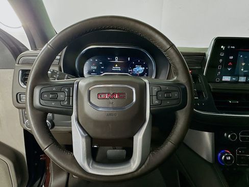 Used 2022 GMC Yukon SLT w/ SLT Premium Package image 11