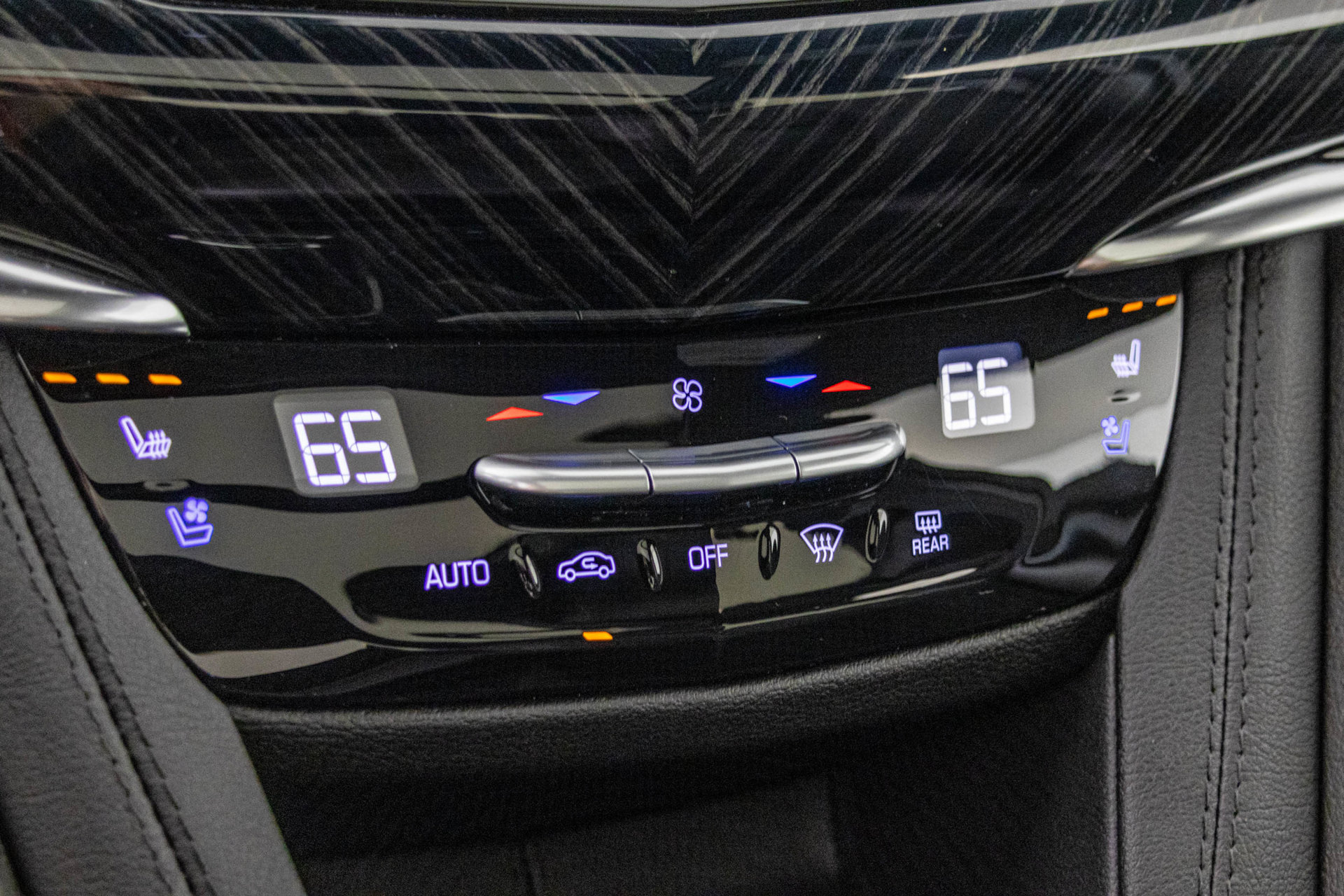 Used 2025 Cadillac XT6 Premium Luxury AWD/4WD image 31