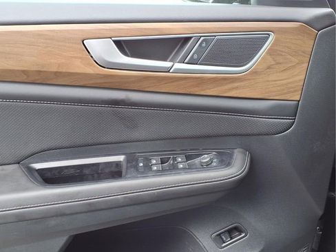 Used 2025 Volkswagen Atlas SE image 14