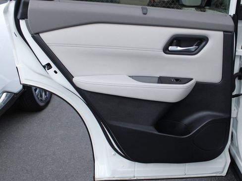 Certified 2025 Nissan Rogue SL w/ Tech Package image 17