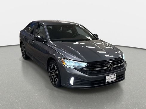 Used 2024 Volkswagen Jetta Sport image 3