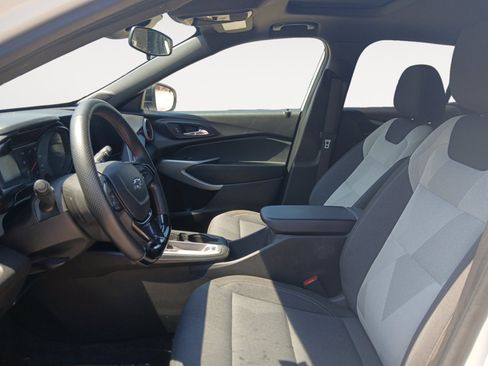 Used 2025 Chevrolet Trax RS w/ Sunroof Package FWD image 9