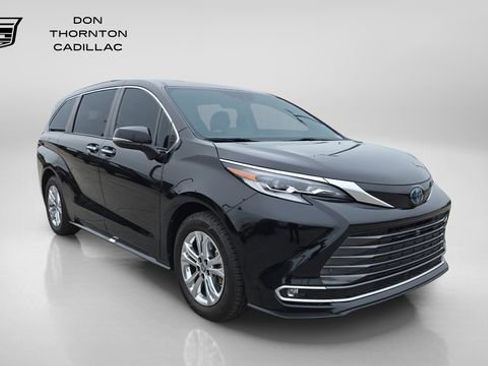 Used 2023 Toyota Sienna Platinum AWD/4WD image 7
