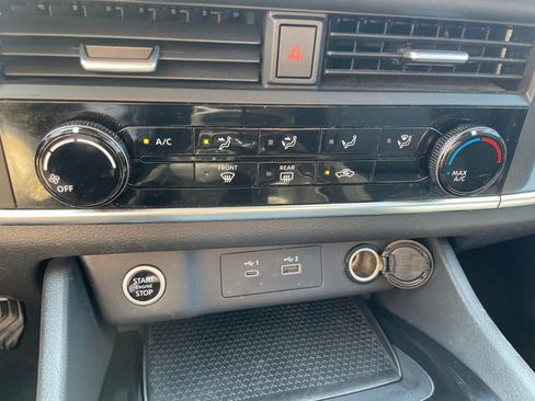 Used 2022 Nissan Rogue S image 32