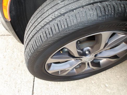 Used 2018 Chrysler Pacifica Limited w/ Tire & Wheel Group image 49