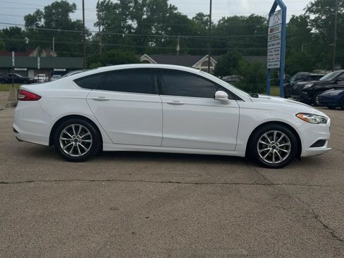 Used 2017 Ford Fusion SE FWD image 4