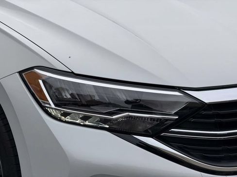 Certified 2023 Volkswagen Jetta SE w/ Panoramic Sunroof Package FWD image 10