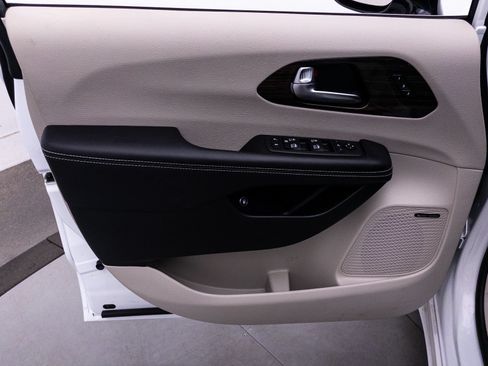 Used 2023 Chrysler Pacifica Limited w/ Uconnect Theater Family Group FWD image 21