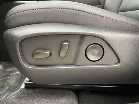 New 2026 Chevrolet Equinox LT w/ Convenience Package II AWD/4WD image 8