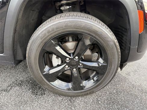 Used 2024 Jeep Grand Cherokee Laredo AWD/4WD image 11