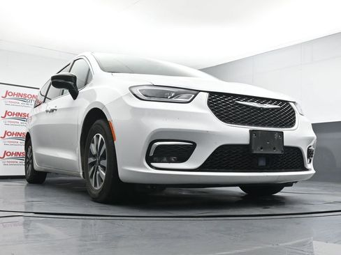 Used 2024 Chrysler Pacifica Limited FWD image 18