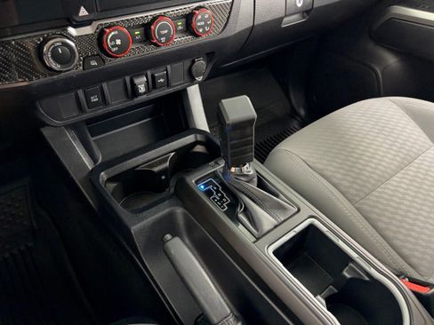 Used 2020 Toyota Tacoma SR5 AWD/4WD image 21