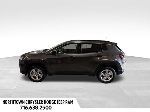 Used 2023 Jeep Compass Latitude w/ Convenience Group AWD/4WD image 2