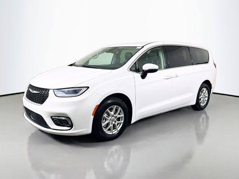 Used 2023 Chrysler Pacifica Touring-L image 4