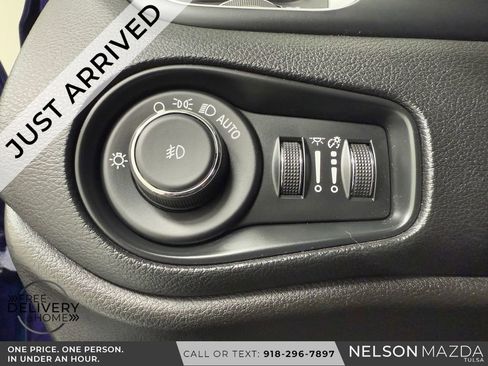 Used 2019 Jeep Renegade Latitude AWD/4WD image 24