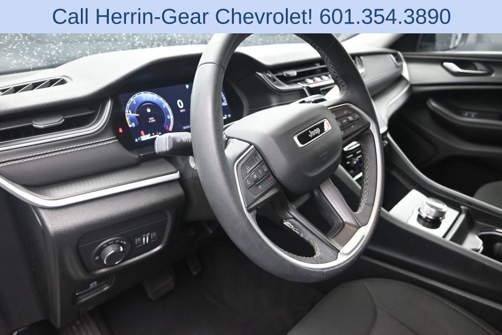 Used 2023 Jeep Grand Cherokee L Laredo RWD image 12