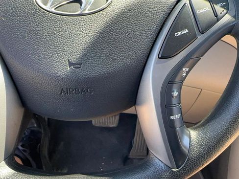 Used 2014 Hyundai Elantra SE image 35