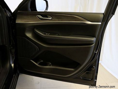 Used 2024 Jeep Grand Cherokee Limited image 30