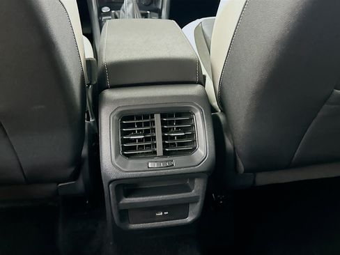 Used 2025 Volkswagen Taos SE AWD/4WD image 27