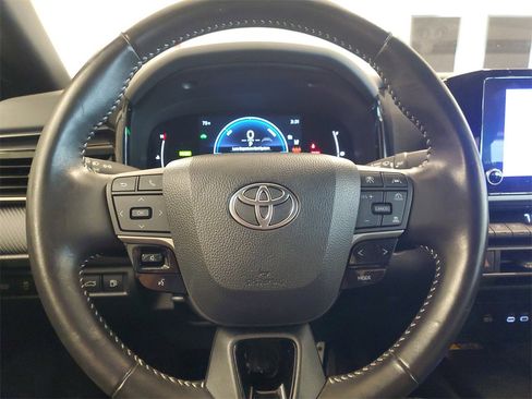Used 2025 Toyota Camry SE image 19