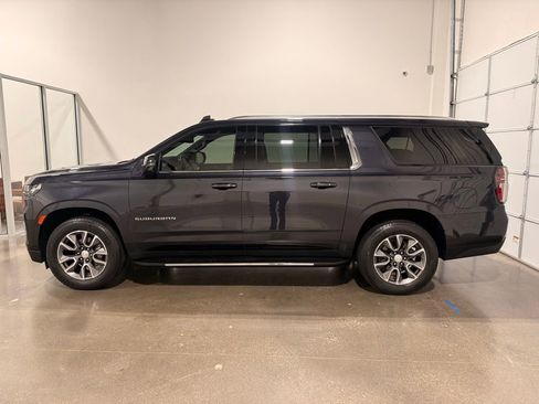 Used 2022 Chevrolet Suburban LT w/ Luxury Package image 8
