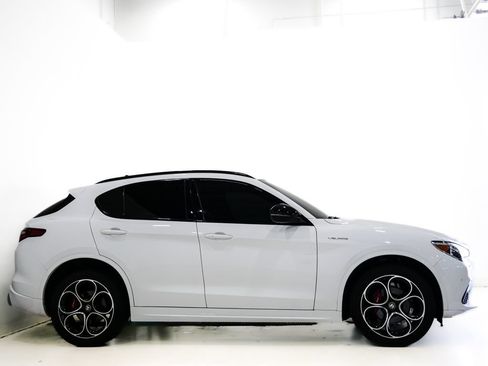 Used 2023 Alfa Romeo Stelvio Veloce AWD/4WD image 5
