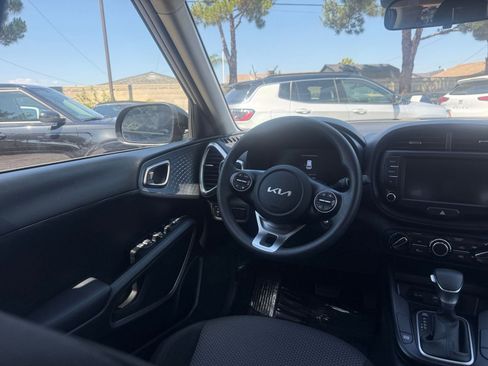 Used 2025 Kia Soul LX w/ LX Technology Package FWD image 30