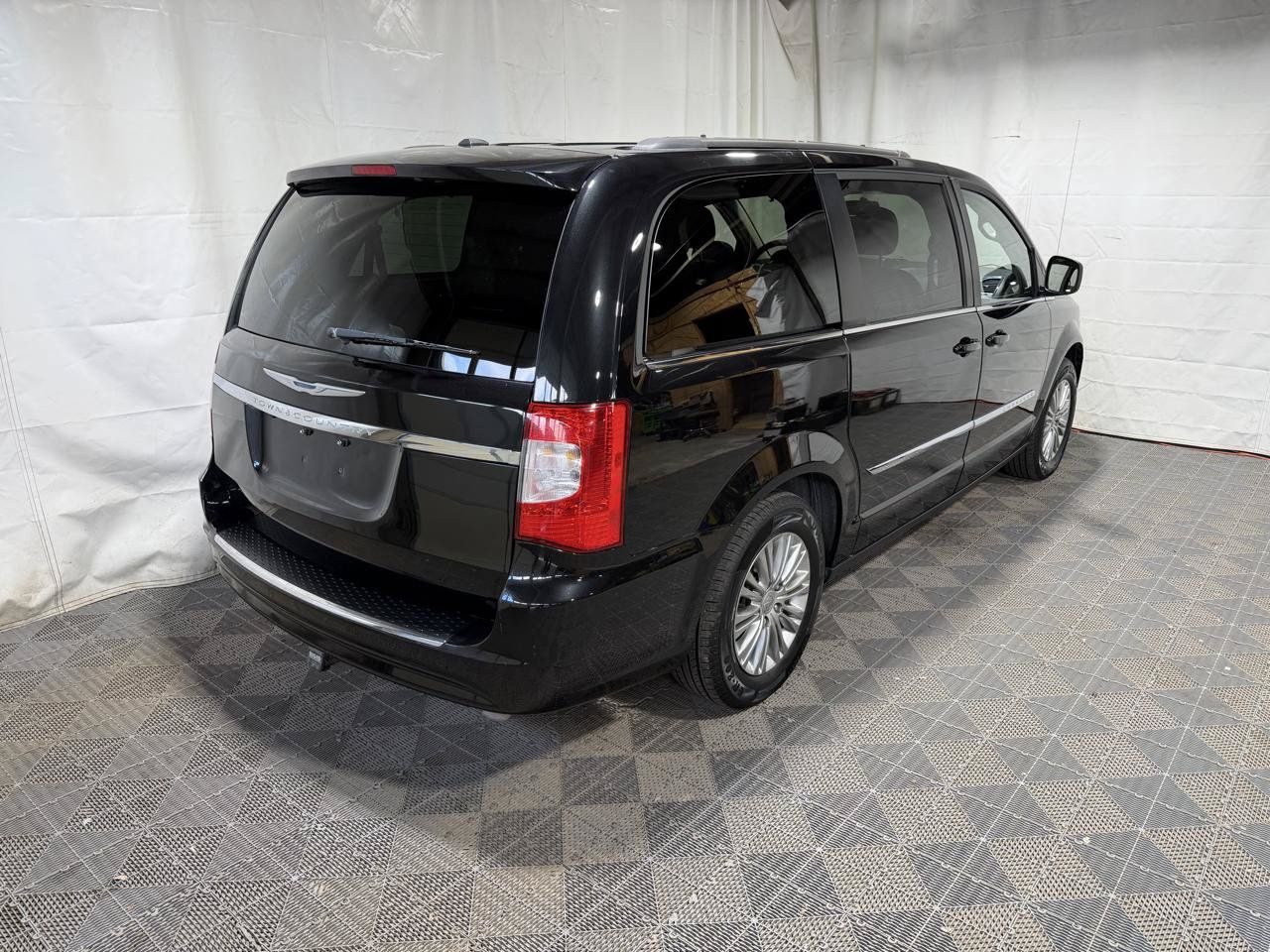 Used 2016 Chrysler Town & Country Touring FWD image 6