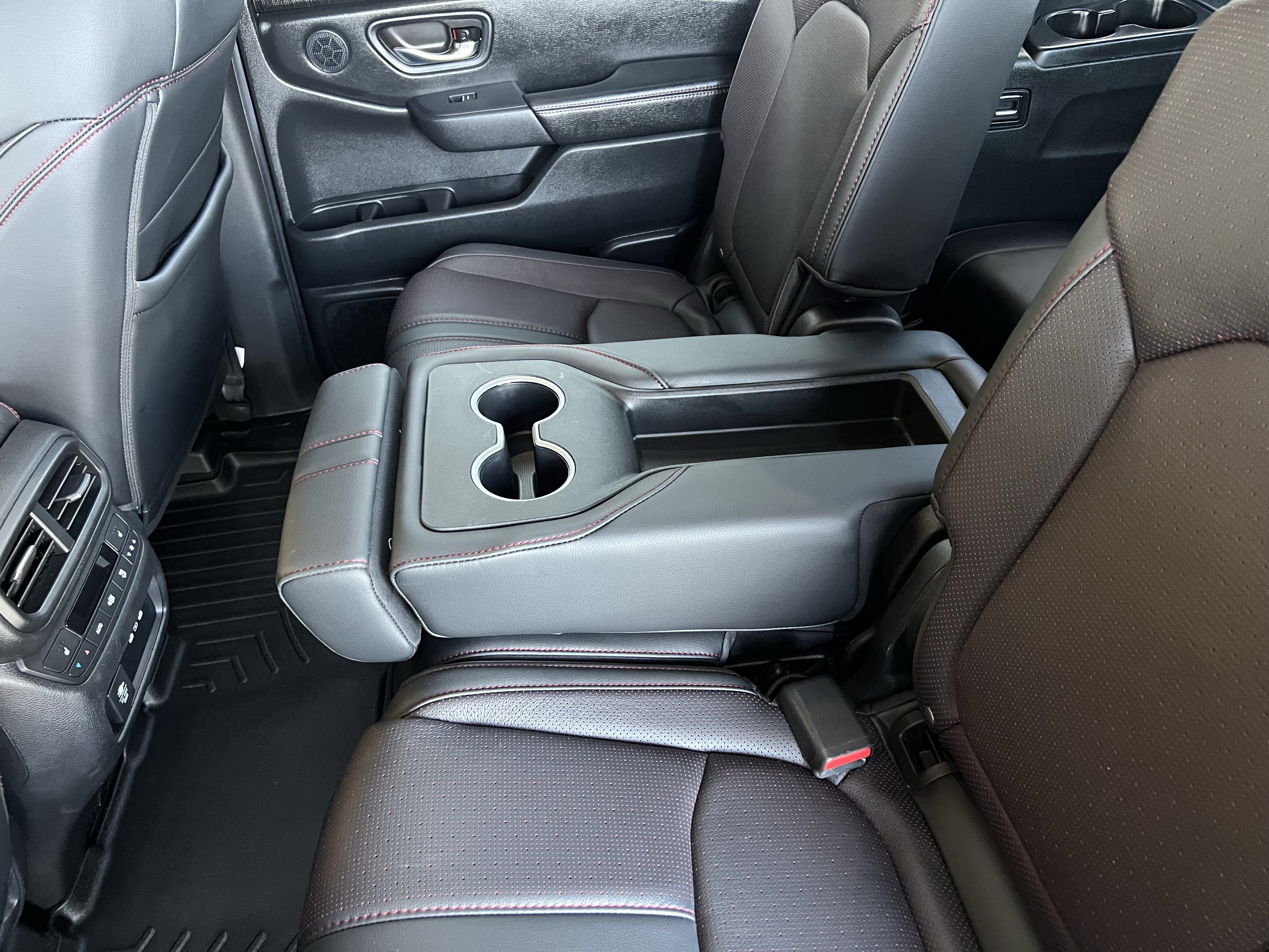 Used 2025 Honda Pilot Black Edition image 21