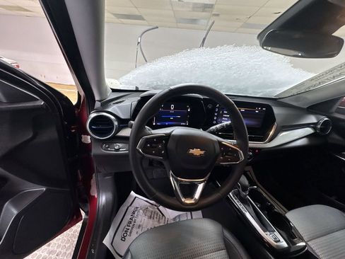 Used 2025 Chevrolet Trax LT w/ LT Convenience Package image 11