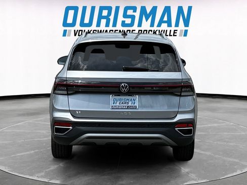 Used 2025 Volkswagen Taos SE w/ Panoramic Sunroof Package FWD image 5