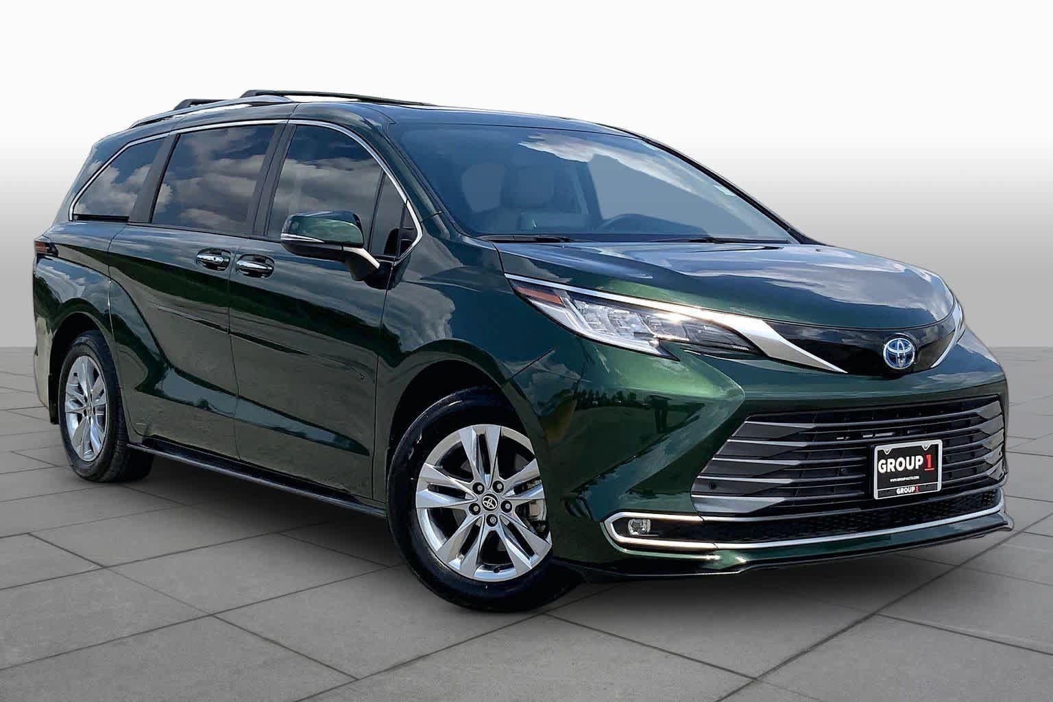 Used 2024 Toyota Sienna Limited FWD image 3