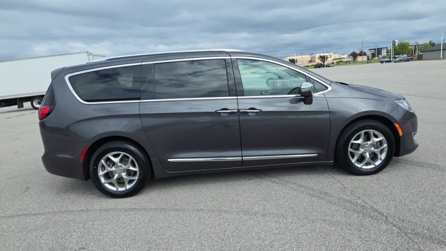 Used 2019 Chrysler Pacifica Limited w/ Advanced Safetytec Group FWD image 8