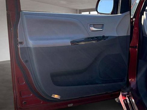 Used 2020 Toyota Sienna XLE Premium image 22
