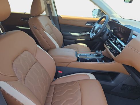 New 2026 Nissan Pathfinder Platinum FWD image 10