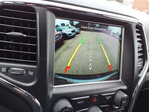 Used 2018 Jeep Grand Cherokee Altitude AWD/4WD image 25