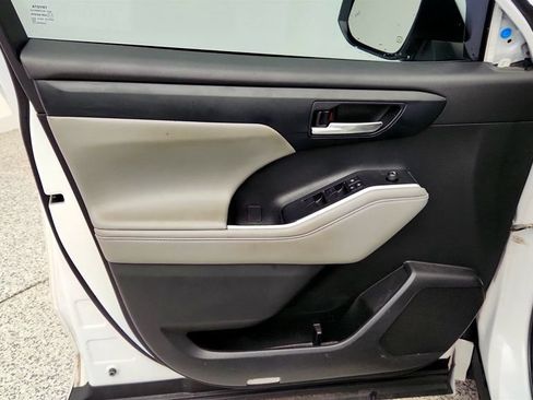 Used 2022 Toyota Highlander XLE AWD/4WD image 11