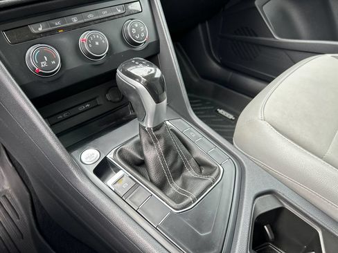 Used 2022 Volkswagen Taos SE w/ Panoramic Sunroof Package FWD image 19