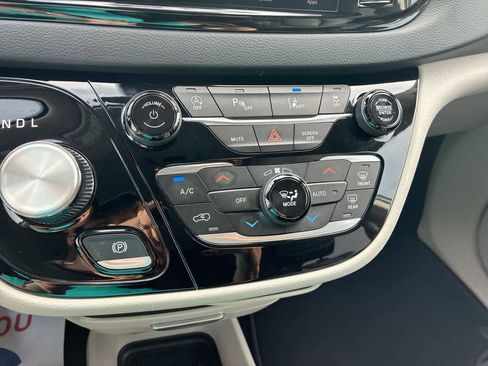 Used 2023 Chrysler Pacifica Touring-L FWD image 17