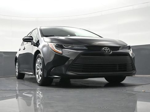 Used 2025 Toyota Corolla LE w/ Convenience Package FWD image 32