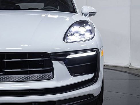 Certified 2025 Porsche Macan AWD/4WD image 21