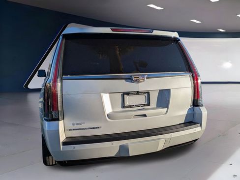 Used 2017 Cadillac Escalade ESV 4WD image 3