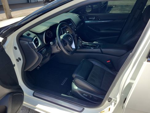 Used 2023 Nissan Maxima SR w/ Sport Mat Group FWD image 11