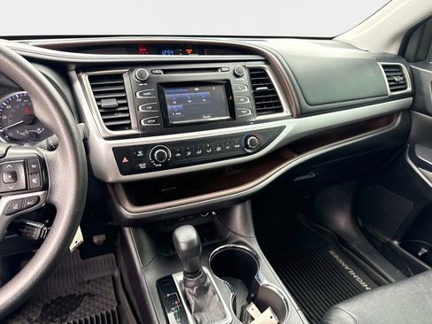 Used 2019 Toyota Highlander LE image 21